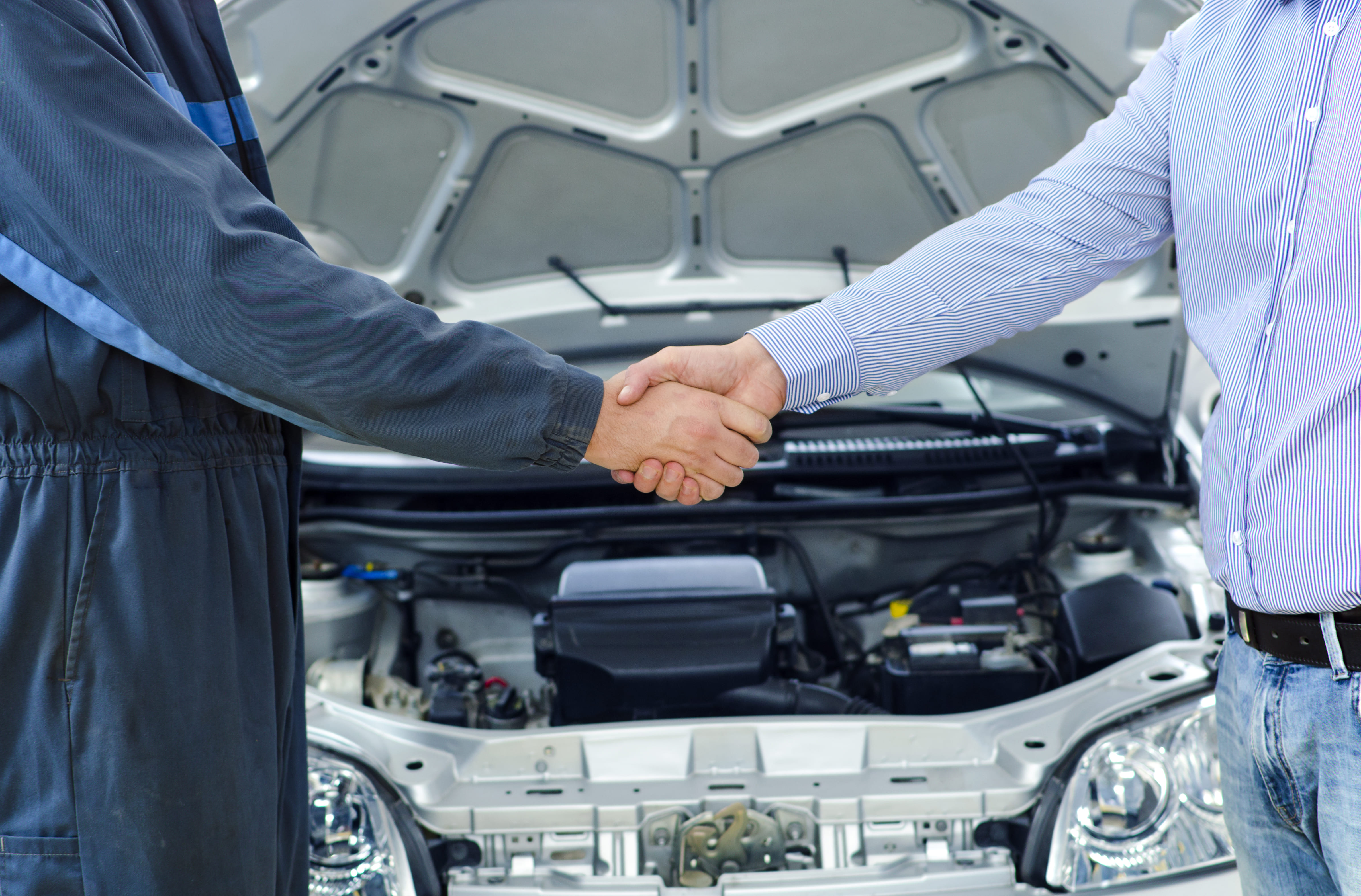 車を前に整備について相談する様子