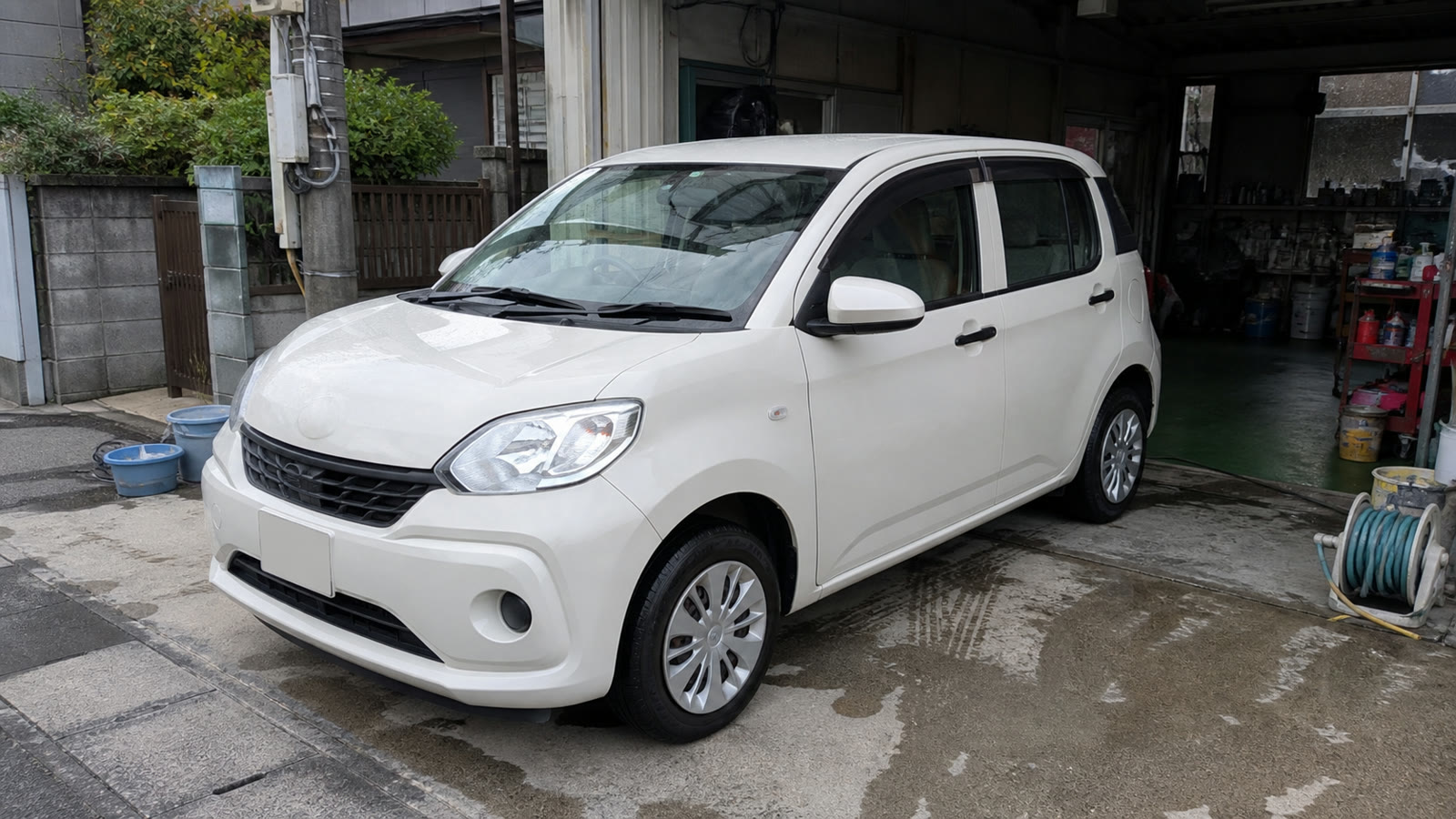 工場前に停まった洗車済みの車のイメージ