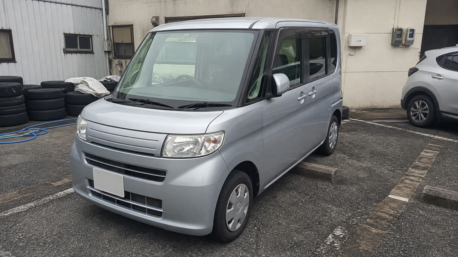 工場の駐車場に停めた代車の軽自動車のイメージ